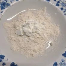 Campur terigu dan maizena. Aduk sampai rata.