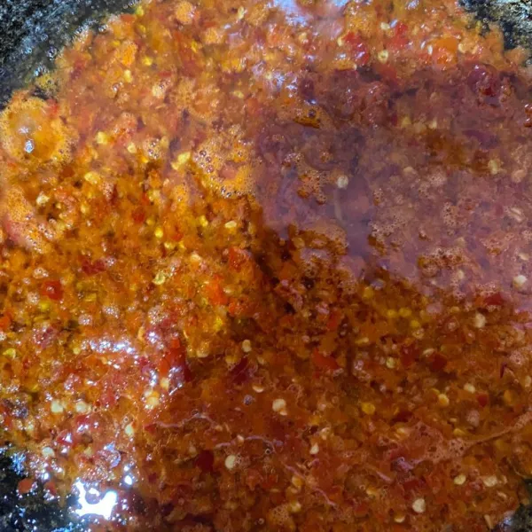 Tumis cabai yang sudah diblender tadi dengan minyak secukupnya sampai masak. Beri garam dan penyedap rasa secukupnya.