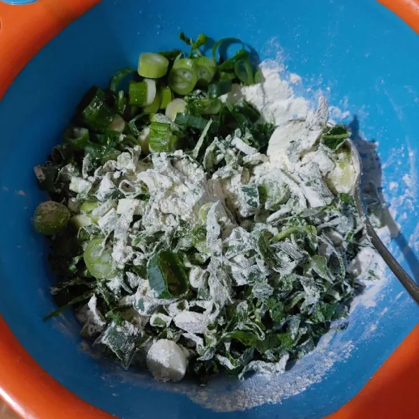 Tambahkan daun brokoli dan bawang prei, aduk rata.