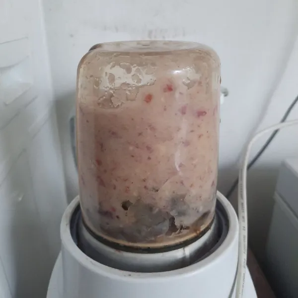 Haluskan bumbu halus dan udang.