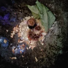 Sisakan minyak bekas menggoreng tempe secukupnya. Tumis bumbu halus hingga layu. Masukkan lengkuas, daun salam, garam, kaldu bubuk, dan gula merah. Aduk.