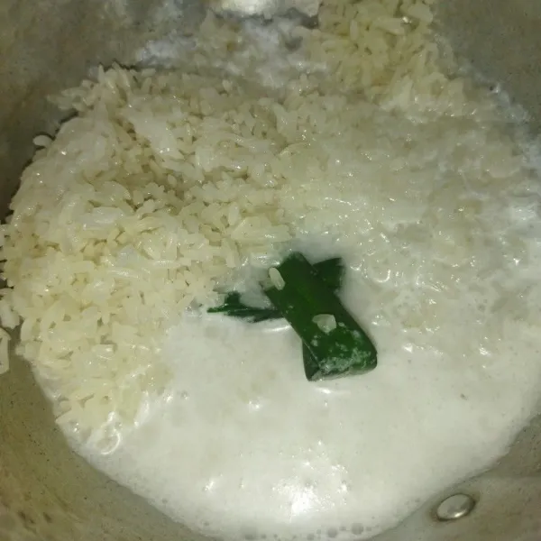 Masak santan, garam dan daun pandan hingga mendidih, angkat lalu masukkan ketan yang tadi sudah dikukus, aduk rata, diamkan hingga santan meresap, lalu kukus kembali ketan hingga matang, sekitar 25 menit.
