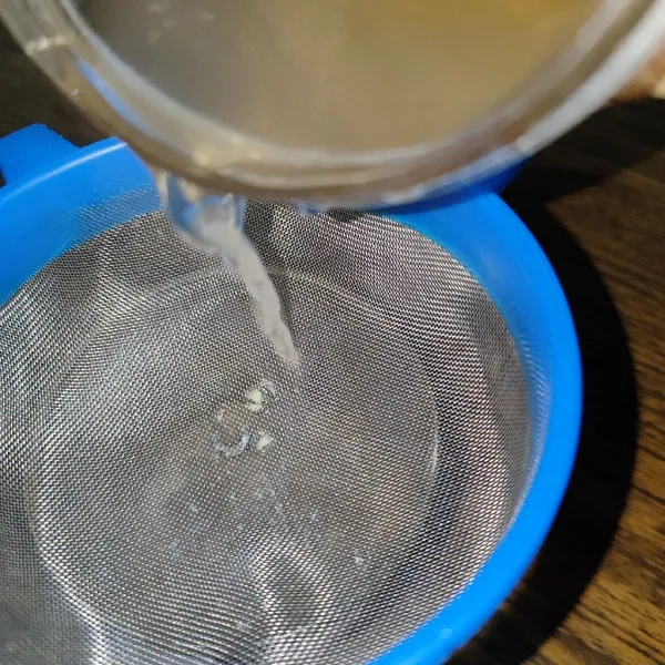Kemudian saring ke gelas saji, lalu sajikan selagi minuman hangat.