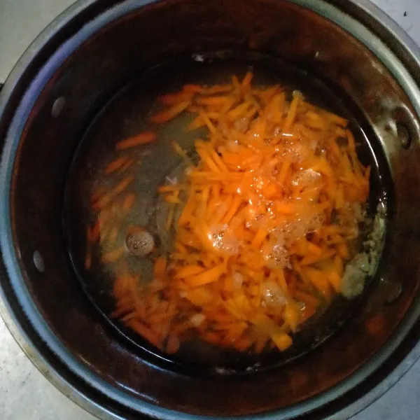 Panaskan sedikit air, rebus wortel hingga matang.