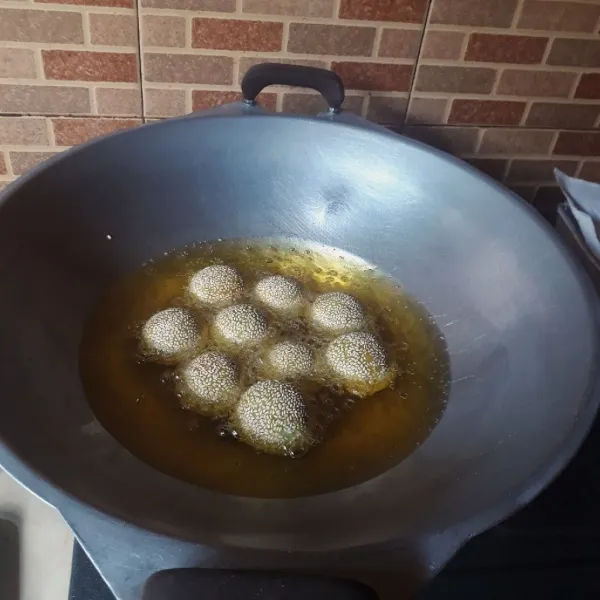 Setelah mengapung, goreng sambil diaduk - aduk hingga matang kecoklatan, angkat dan tiriskan.
