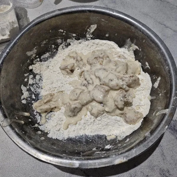 Kemudian gulingkan kembali ke dalam telung crispy, aduk-aduk saja jangan diremas agar keriting ayamnya bagus.