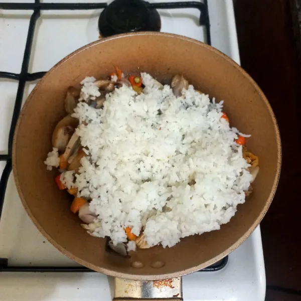 Masukkan nasi pada wajan.