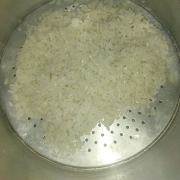 Rendam beras ketan sekitar 2 jam, lalu kukus beras ketan selama 15 menit.