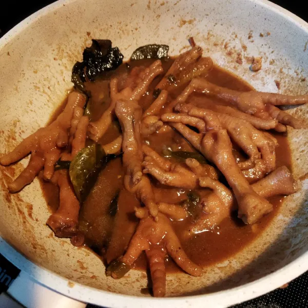 Masak hingga ceker empuk dan kuah menyusut.