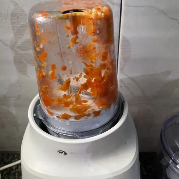 Rebus cabe lalu blender. Sisihkan.