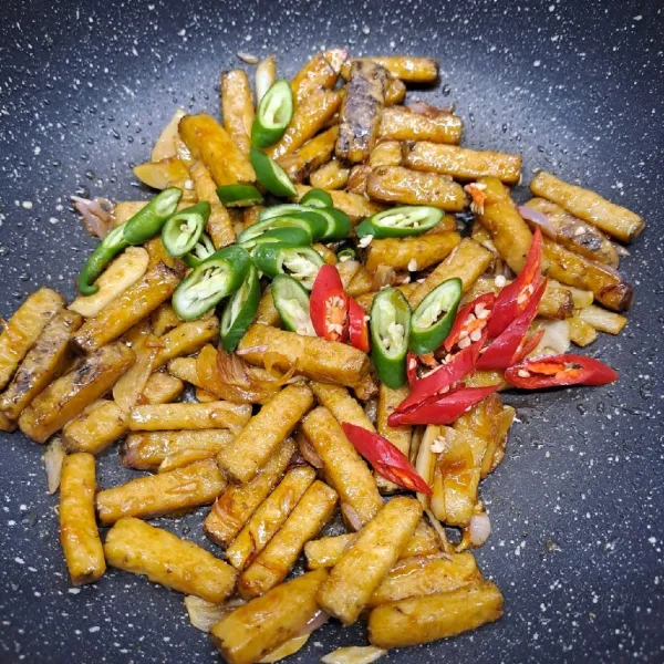 Masukkan irisan cabe merah dan cabe hijau. Tumis sebentar asal layu.