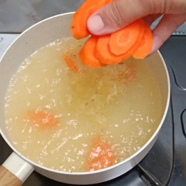 Masukkan wortel, masak selama 5 menit.