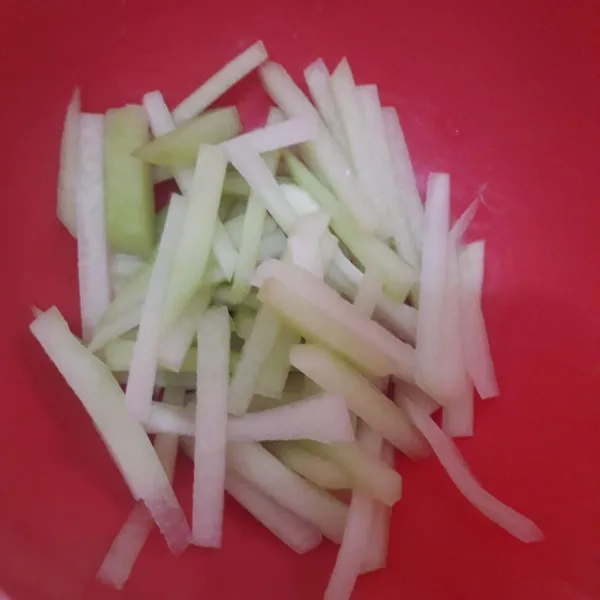 Kupas dan potong-potong labu siam. Kemudian cuci bersih.