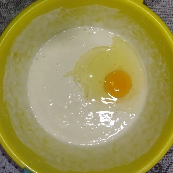 Tambahkan telur dan baking powder, lalu aduk hingga tercampur rata. Diamkan adonan minimal 1 jam.