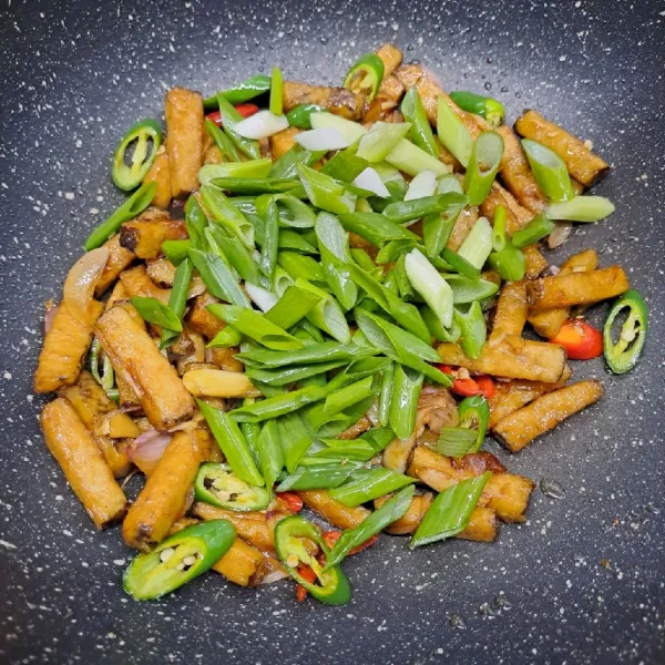 Terakhir masukkan daun bawang pre, tumis sampai layu dan harum. Angkat dan sajikan.