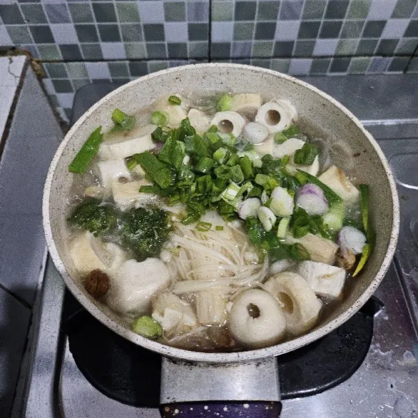 Tambahkan daun bawang yang sudah diiris. Masak hingga set. Kemudian matikan api.
