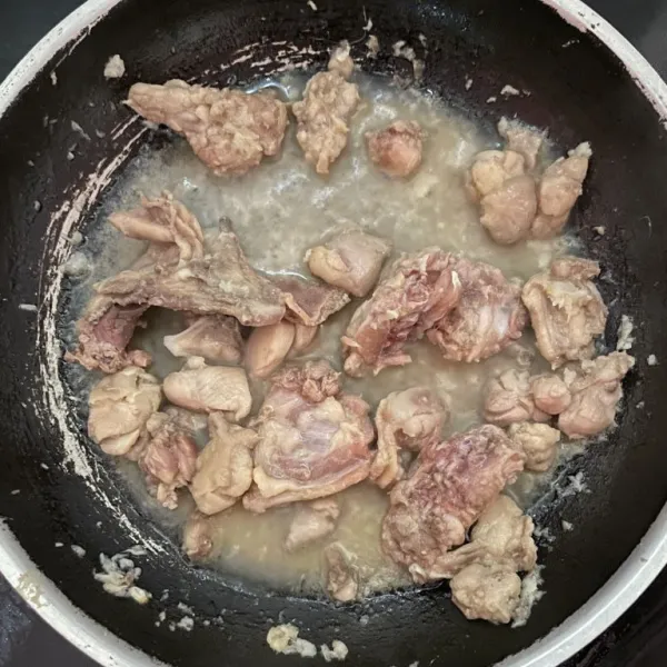 Tumis bumbu halus lalu masukkan ayam, kecap asin, saos raja rasa. Ambil minyak ayamnya.