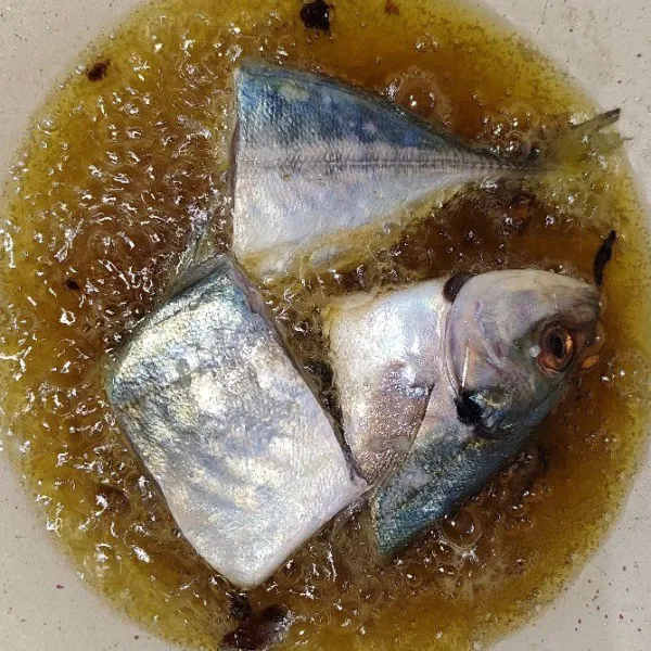 Lalu panas kan minyak, dan goreng ikan sampai kering, jangan lupa dibalik ya.