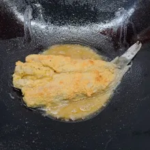 Goreng ikan lele sampai matang di kedua sisi. Angkat dan tiriskan. Sajikan dengan saos tomat/saos sambal.