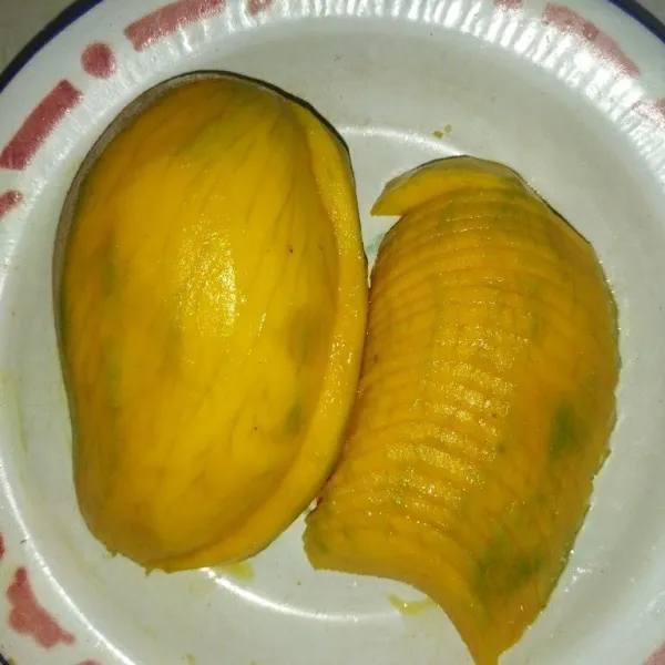 Potong mangga sesuai selera.