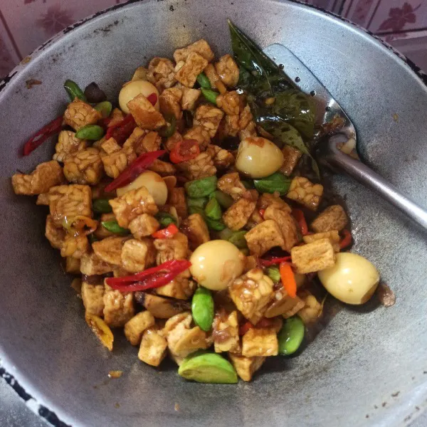 Aduk hingga tercampur rata dan bumbu meresap, dan jangan lupa koreksi rasanya terlebih dahulu.