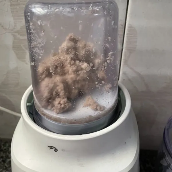 Blender ayam. Sisihkan.