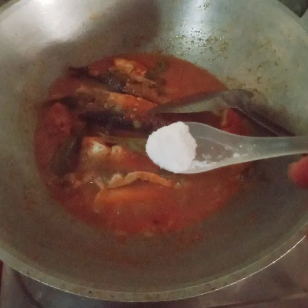 Masukkan garam, gula, dan kaldu bubuk. Aduk rata dan koreksi rasa. Sajikan.