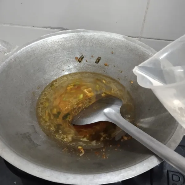 Masukkan air kemudian tambahkan garam, kaldu bubuk, merica bubuk, pasta kuning, dan pasta orange. Tunggu hingga mendidih.