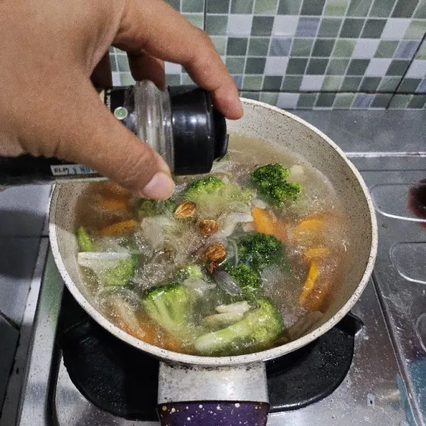 Masukkan merica, garam, kaldu bubuk, cek rasanya. Jika masih terasa kurang asin, tambahkan garam atau kaldu bubuk sesuai selera.