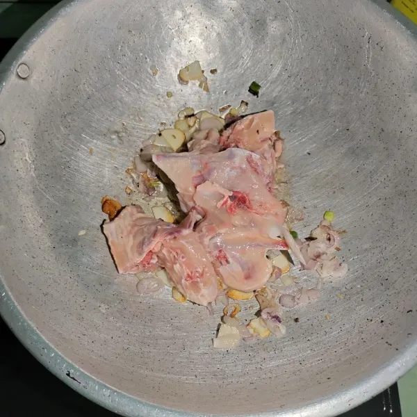 Kemudian masukkan tulang ayam dan masukkan air. Tambahkan garam, penyedap rasa, dan merica bubuk kemudian masak hingga matang.