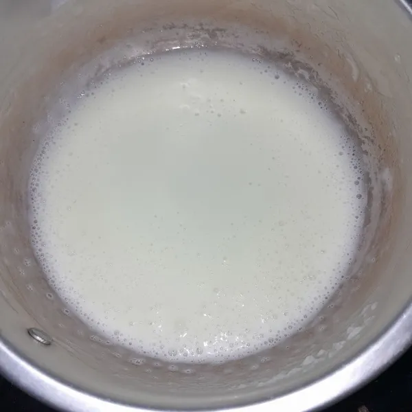 Masak semua bahan kuah susu sampai mendidih.