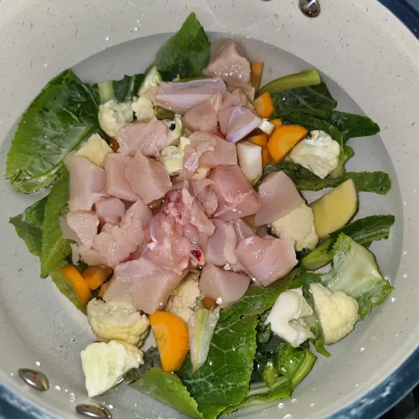 Lalu masukan sayuran dan ayam kedalam panci.