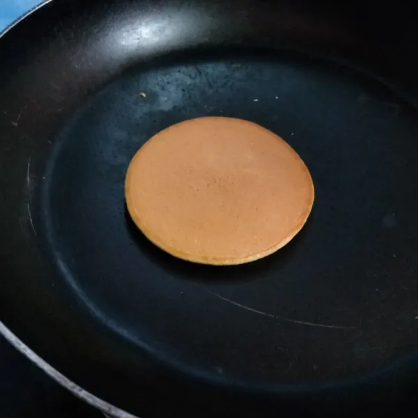 Balik dorayaki dan masak 10 detik.