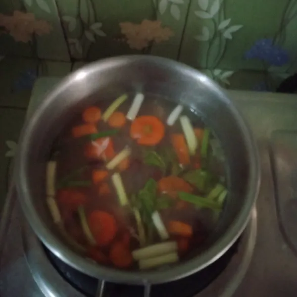 Setelah semua bahan empuk masukkan irisan daun bawang, daun seledri, garam, kaldu bubuk, dan lada bubuk. Aduk rata dan koreksi rasa. Angkat lalu taburi dengan bawang merah goreng, sajikan.