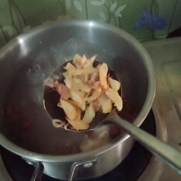 Masukkan bawang merah dan bawang putih yang sudah ditumis. Masak hingga ayam dan kentang matang.