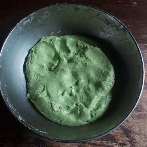 Tambahkan air hangat sedikit demi sedikit sambil diuleni hingga rata. Tambahkan 2 sdm jus pandan dan pewarna, aduk rata kembali. Bentuk bulat - bulat isian kacang hijau.