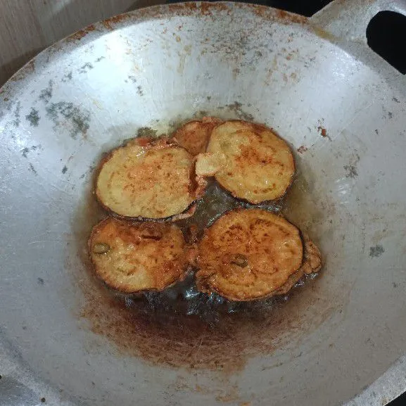 Goreng sampai kedua sisinya berubah kecoklatan