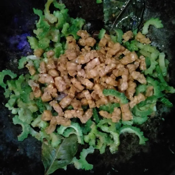 Masukka tempe. Masak hingga matang.