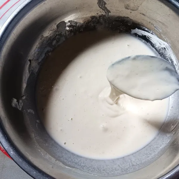 Tuang air bertahap sambil diaduk hingga tidak menggumpal. Tambahkan vanilla essens.