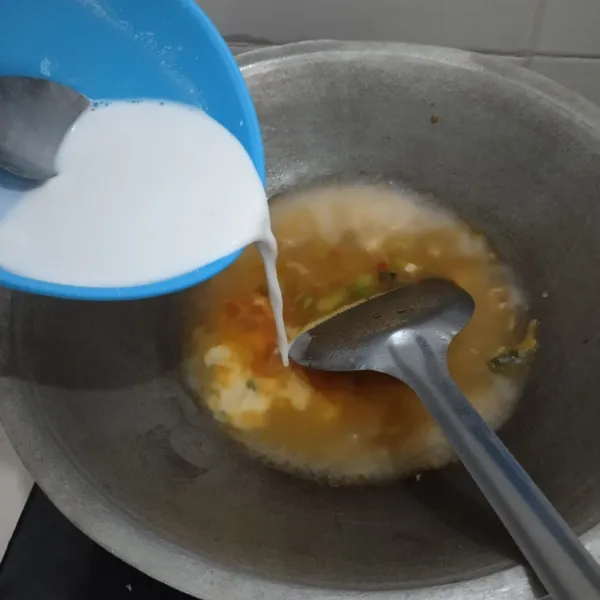 Larutkan tepung beras dengan sedikit air, aduk sampai tercampur rata kemudian tuang ke dalam wajan dan aduk hingga mengental dan menyatu sempurna. Icip rasa dan angkat.