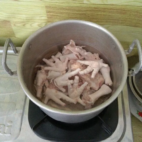 Rebus ceker hingga buihnya keluar dan empuk. Angkat dan tiriskan.