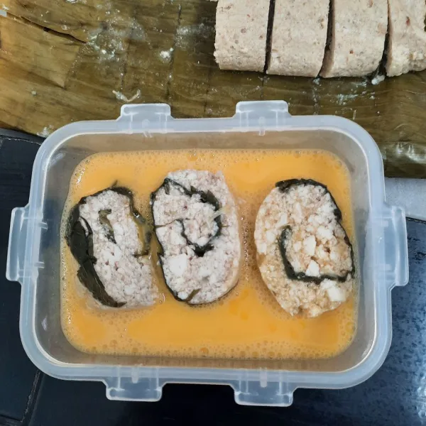 Setelah dingin, balur dengan kocokan telur.