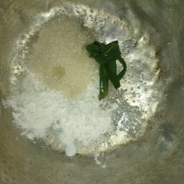 Vla santan : Siapkan panci, masukkan gula pasir, tepung maizena, garam dan daun pandan.