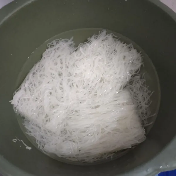 Membuat mi : Rendam mi dalam air sampai lembek kemudian tiriskan.