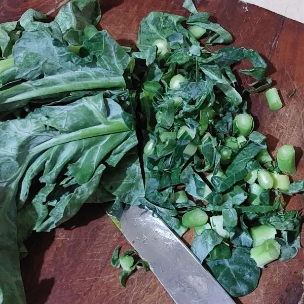 Iris daun brokoli, cuci bersih.