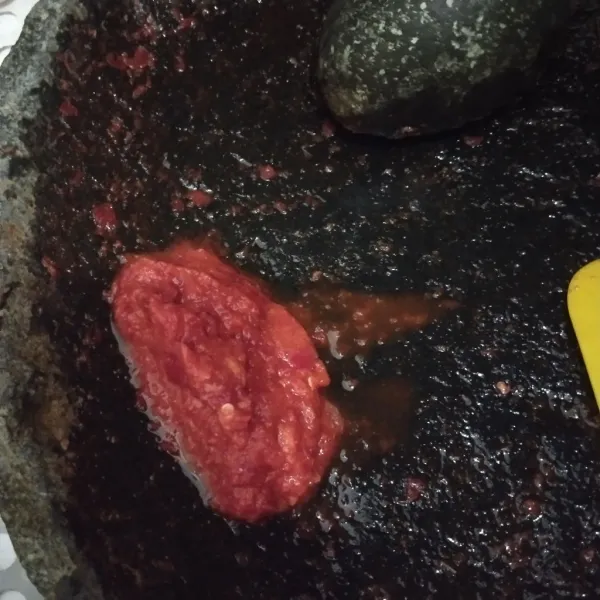 Haluskan cabai, bawang merah, dan bawang putih (haluskan sekaligus bahan mi dan bahan kuah kemudian bagi 2 sama banyak).