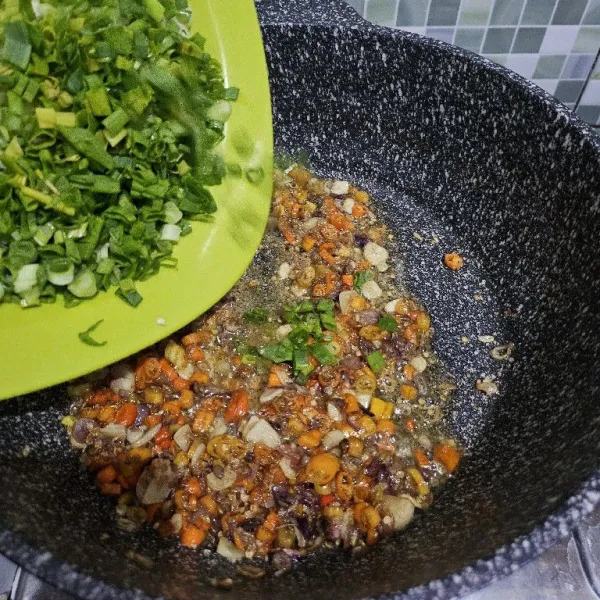 Masukkan daun bawang, tumis hingga layu. Kemudian matikan api.
