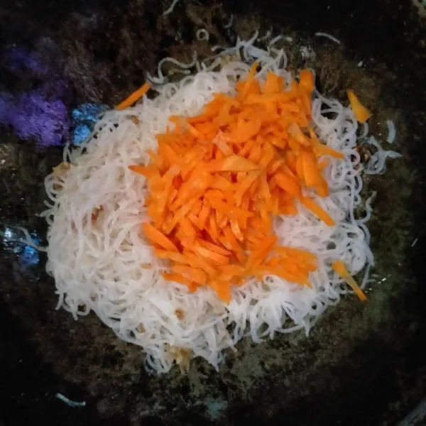 Masukkan wortel, aduk dan masak beberapa saat. Angkat dan sisihkan.
