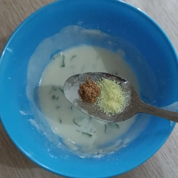 Masukkan bawang putih bubuk, garam, ketumbar bubuk, penyedap rasa dan bawang putih
