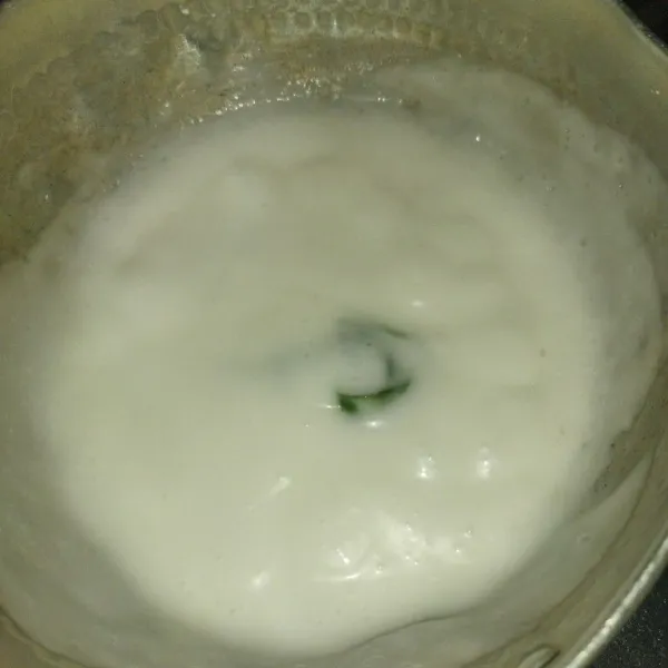 Tambahkan santan kental dan air, aduk rata masak hingga meletup-letup, angkat.